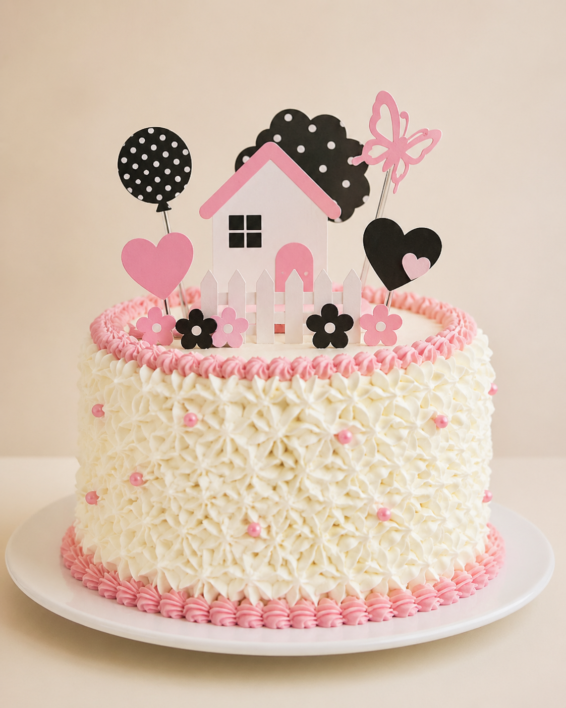 Bolo infantil em rosa e branco com topper de casinha e borboleta